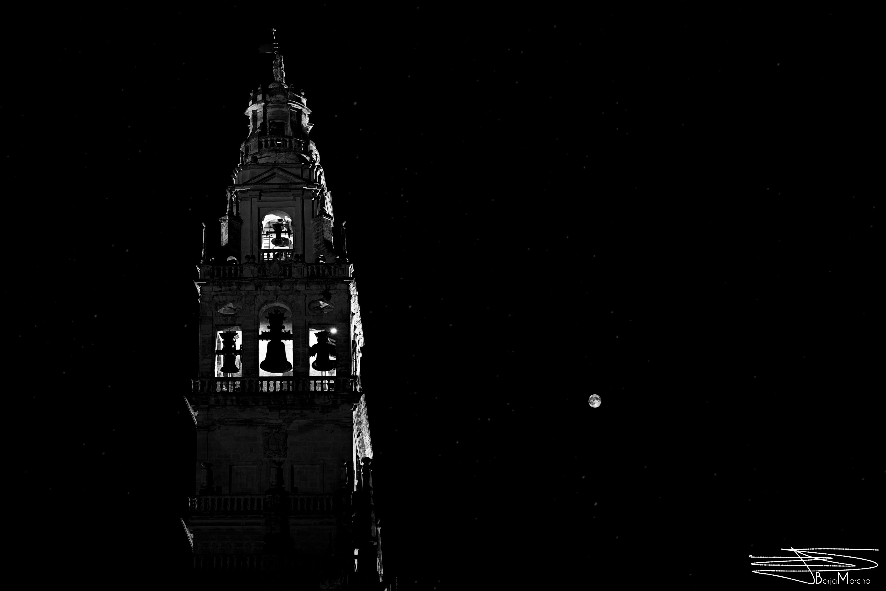 torre mezquita nocturna